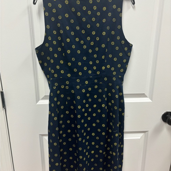 J. Crew Sz10 Sleeveless Linen Button front, A-line fit - Picture 2 of 2
